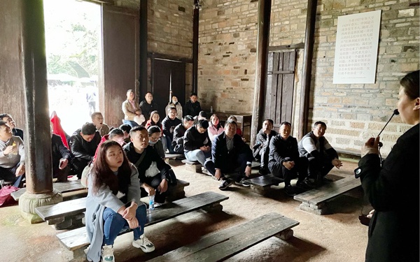 1618795414517998.jpg 南昌市政建設(shè)集團(tuán)組織黨員干部上井岡山開(kāi)展黨史學(xué)習(xí)教育6007.jpg