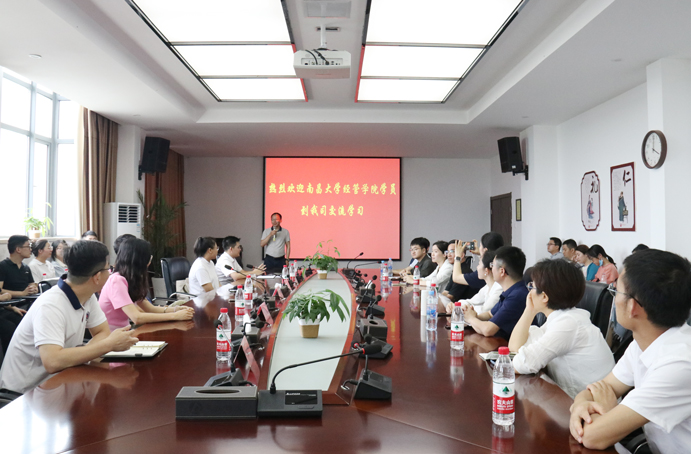 南昌大學(xué)經(jīng)濟(jì)管理學(xué)院師生一行到市政遠(yuǎn)大公司交流學(xué)習(xí) 南昌大學(xué)經(jīng)濟(jì)管理學(xué)院師生一行到市政遠(yuǎn)大公司交流學(xué)習(xí)